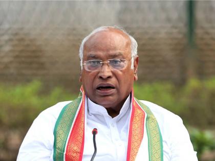 We don't even have money to buy train tickets; Restore frozen accounts: Congress leader Kharge | ट्रेन तिकीट खरेदीसाठीही आमच्याकडे पैसे नाहीत; गोठवलेली खाती पूर्ववत करा: काँग्रेस नेते खरगे