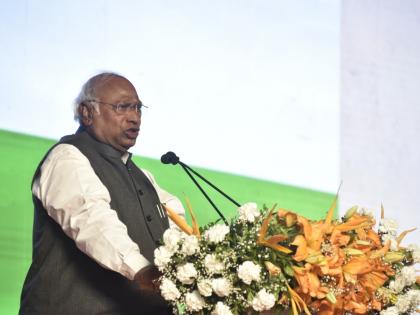 it is only possible to give free food grains by green revolution and milk revolution by congress said mallikarjun kharge | काँग्रेसने हरितक्रांती, धवलक्रांती केल्यानेच मोफत धान्य देणे शक्य; मल्लिकार्जुन खरगे 