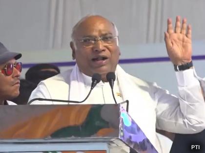 Lok Sabha Elections 2024 Congress Mallikarjun Kharge slams bjp Over elections | "लोकशाहीला हुकूमशाहीपासून वाचवण्याची कदाचित ही शेवटची संधी"; खरगेंचा भाजपाला टोला