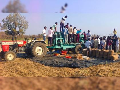 Farm labour dies after getting stuck in threshing machine while harvesting gram in yavatmal | हरभरा काढताना मळणीयंत्रात अडकून शेतमजुराचा मृत्यू; कुटुंबीयांनी फोडला हंबरडा