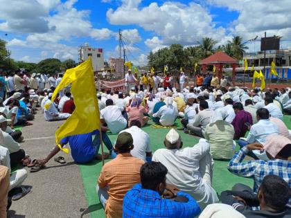 For Dhangar Reservation, Malshiras block the road of all parties for three hours | धनगर आरक्षणासाठी माळशिरस तीन तास सर्वपक्षीयांचा रास्ता रोको