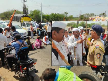 The protesters blocked the Pune-Pandharpur highway after being abused by the security guard | Satara: सुरक्षारक्षकाकडून शिवीगाळ, वारकऱ्यांनी पुणे-पंढरपूर महामार्ग अडवला 