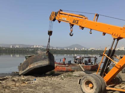 a barge and a suction pump destroyed by illegal sand mining in bhiwandi proceedings of the revenue administration | भिवंडीत अवैध्य रेती उत्खनन करणारा एक बार्ज एक सक्शन पंप केला नष्ट; महसूल प्रशासनाची कारवाई