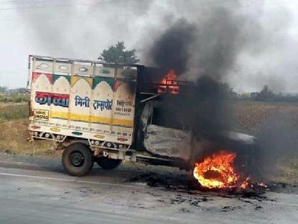 a speeding tempo catches fire at Nagpur-Wardha Highway | भरधाव मालवाहूने घेतला पेट; चालक थोडक्यात बचावला