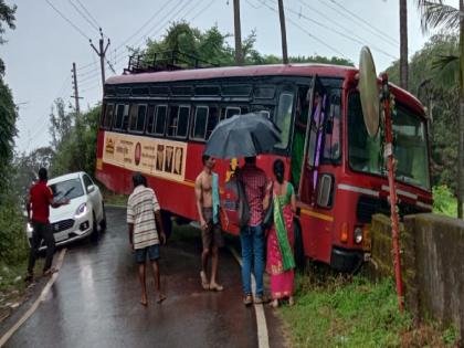 ST bus accident at Devbagh, fortunately no one injured | देवबाग-येथे एसटी बसला अपघात, सुदैवाने कोणीही जखमी नाही