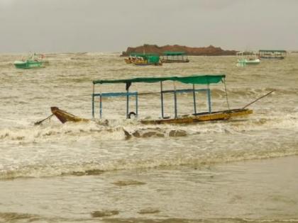 Tourist boat damaged in Malvan sea due to stormy rain | वादळी पावसात मालवण समुद्रातील पर्यटन बोटीचे नुकसान, मच्छीमारांना समुद्रात न जाण्याच्या सूचना Tourist boat damaged in Malvan sea due to stormy rain | वादळी पावसात मालवण समुद्रातील पर्यटन बोटीचे नुकसान, मच्छीमारांना समुद्रात न जाण्याच्या सूचना