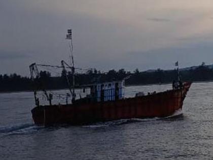 Encroachment into the Sea Jaldhi area of ​​Maharashtra State High speed trawler from Karnataka Malpi seized | Sindhudurg: महाराष्ट्र राज्याच्या सागरी जलधी क्षेत्रात घुसखोरी, कर्नाटक मलपी येथील हायस्पीड ट्रॉलर ताब्यात 