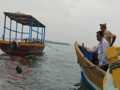 Damodar Todankar hunger strike against the administration at the Malvan port jetty sea | मालवण बंदर जेटी 'समुद्रात' दामोदर तोडणकर यांचे प्रशासनाविरोधात 'उपोषण'