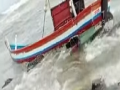 A fishing boat hit a rock due to gusty winds in Malvan Surjekot coastal, the sailors were rescued  | Sindhudurg: मासेमारीसाठी गेलेली नौका सोसाट्याच्या वाऱ्यामुळे खडकावर आदळली, खलाशांना वाचविण्यात यश 