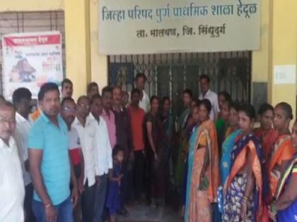 Angry parents boycott school, Headmaster, officials were locked inside in Malvan taluka Sindhudurg District | सिंधुदुर्ग:..अन् संतप्त पालकांनी शाळेला ठोकले टाळे; मुख्याध्यापक, अधिकाऱ्यांना आत कोंडले