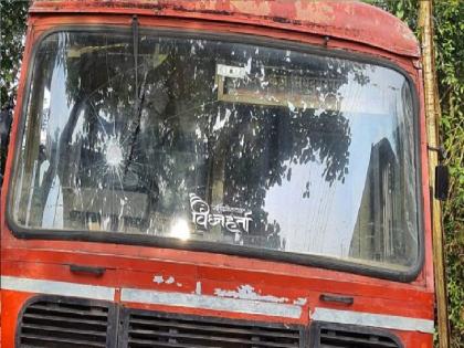 Stone pelted by unknown persons on Malvan Katta Sindhudurg ST bus | सिंधुदुर्गात एसटी संपाला 'गालबोट', मालवणमध्ये बसवर 'दगडफेक'