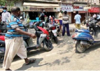 Crowds in front of medical shops to buy alcohol; Annoyance to drug dealers | मद्य खरेदीसाठी मेडिकलच्या दुकानांसमाेर गर्दी; औषध विक्रेत्यांना मनस्ताप