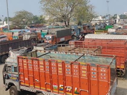 90 percent of truck and tempo traffic is closed due to flood forecast in the state | धान्याचा पुरेसा साठा, मालवाहतूक मात्र ९० टक्के बंद; अतिवृष्टीमुळे कोल्हापूर जिल्ह्यातील ४८ मार्ग बंद 