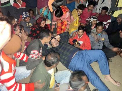 mla Vinod Agrawal's agitation by sleeping in the middle of the road in gondia | मृताच्या कुटुंबीयांना न्याय मिळवून देण्यासाठी आमदाराचे थेट रस्त्यावर झोपून आंदोलन