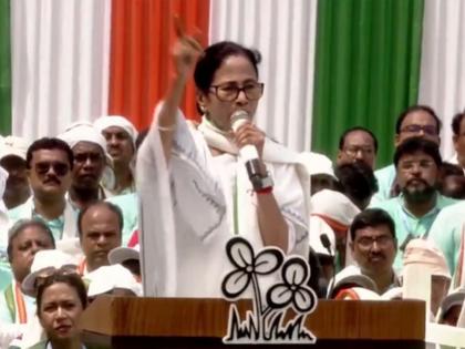 After Maharashtra, now 'language' politics in west Bengal Mamata Banerjee openly played the Bangla card | महाराष्ट्रानंतर आता बंगालमध्ये 'भाषा' पॉलिटिक्स? ममता बॅनर्जी यांनी उघड-उघड खेळलं 'बांगला कार्ड'! After Maharashtra, now 'language' politics in west Bengal Mamata Banerjee openly played the Bangla card | महाराष्ट्रानंतर आता बंगालमध्ये 'भाषा' पॉलिटिक्स? ममता बॅनर्जी यांनी उघड-उघड खेळलं 'बांगला कार्ड'!
