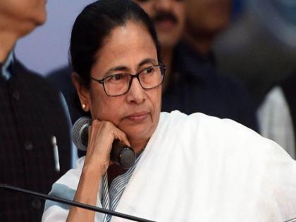 kolkata crime news tried to enter cm mamata banerjee house with knife and knife reached in police vehicle got arrested | पोलिसांची गाडी, हातात शस्त्र, मुख्यमंत्री ममता बॅनर्जी यांच्या घरात घुसलेल्या तरुणाला अटक