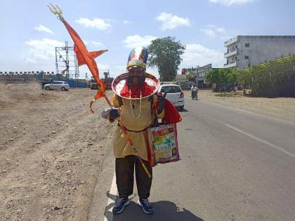 Alandi to Pandharpur for the journey of the fortified mustaches on foot | कल्लेदार मिशांच्या मुसाफिराची आळंदी ते पंढरपूर उलटे पायी चालत वारी