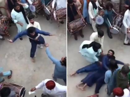 man dancing on dhol funny dance video goes viral on internet | Viral Video: ढोल वाजताच अंगात वारं भरलं याच्या, असा नाचू लागला की लोक म्हणाले अरे याला आवरा!