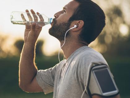 britain man used to drink five litres water a day and had to admit it in icu | CoronaVirus News: कोरोना होऊ नये म्हणून रोज प्यायचा ५ लीटर पाणी अन् मग घडलं असं काही...