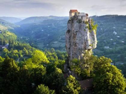 Man lives alone at the top of 130 foot high rock in Georgia | तब्बल १३० फूट उंच डोंगरावरील घरात एकटाच राहतो हा माणूस, कारणही आहे खास! 