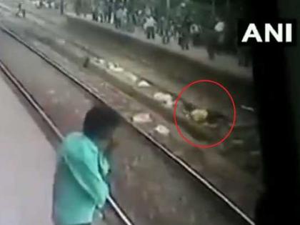 Man attempts suicide on Kurla railway tracks RPF and passengers saved him watch video | Video : आयुष्य संपवण्यासाठी 'तो' रेल्वे रुळांवर झोपला आणि...