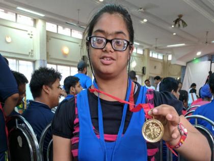 Chak De India: Down syndrome girls Manali Shelke going to participate in special olympic | चक दे इंडिया :जिद्दीच्या जोरावर मनाली निघाली अबूधाबीला 