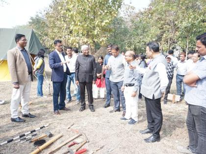 Students experience the history of human evolution a university exhibition on Indian prehistoric glory | विद्यार्थ्यांनी अनुभवला मानव उत्क्रांतीचा इतिहास, भारतीय प्रागैतिहासिक वैभवावर विद्यापीठात प्रदर्शनी