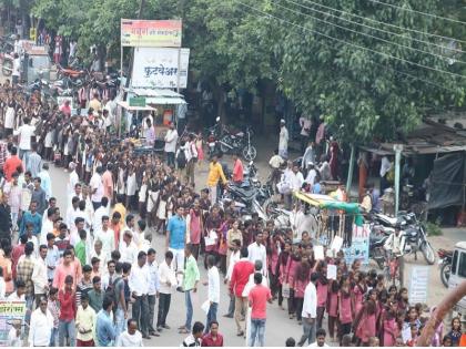 Women and Students Front for Maratha Reservation at Manavat; Stoning incident on two buses in Taluka | मानवत येथे मराठा आरक्षणासाठी महिला आणि विद्यार्थिनींचा मोर्चा; तालुक्यात दोन बसवर दगडफेकीच्या घटना 