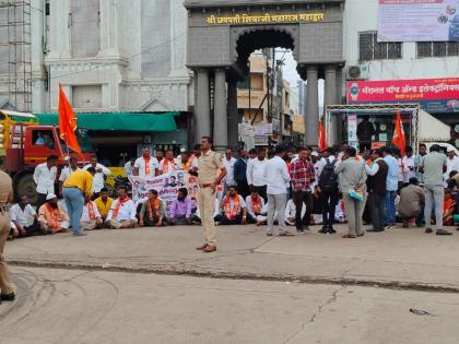 Milk price hike protest: Shiv Sena's Rasta Roko protest as officials did not come to accept the statement | दूधदरवाढ आंदोलन: निवेदन स्विकारण्यासाठी अधिकारी न आल्याने शिवसेनेचे रास्ता रोको आंदोलन