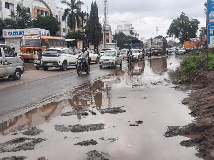 Water tanks on Pune-Nashik highway Queues of vehicles on the highway | पुणे - नाशिक महामार्गावर पाण्याचे तळे; महामार्गावर वाहनांच्या रांगा