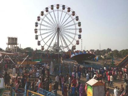 The crowd of pilgrims shopping for the Mandna Yatra | मंदाणे यात्रेत खरेदीसाठी यात्रेकरूंची गर्दी