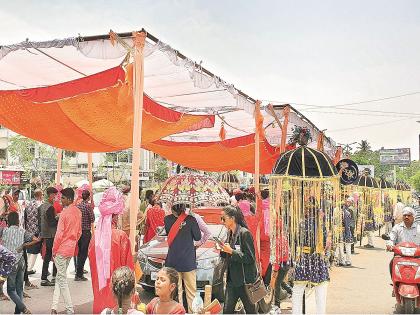 Video: In the scorching sun the groom set out in a revolving tent; The relatives passion for dance is fulfilled | video: कडक उन्हात वऱ्हाड निघाले फिरत्या मंडपात; वऱ्हाडींची मनसोक्त नृत्याची हौस पुरी