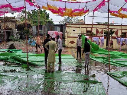 Instead of rain showers fell; The bridegrooms run as the tent is blown away in the storm | Video: अक्षदांऐवजी पावसाच्या सरी कोसळल्या; वादळात मंडप उडाल्याने वऱ्हाडींची धावपळ