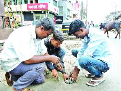  Pavilion paved the way for the pavilion! - To prevent street chalking | मंडपवाल्यांनीही मुजविले रस्त्यावरील खड्डे!-- रस्त्यांची चाळण रोखणार