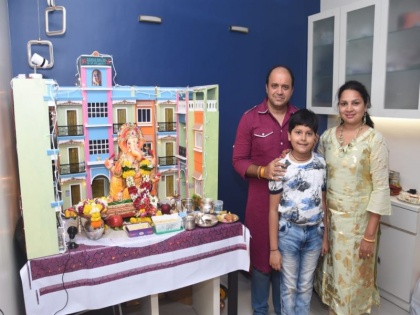 tarak mehta ka ooltah chashmah gokuldham society set in Mandar Chandwadkar ganesh decoration in home | Ganesh Festival 2018 : तारक मेहता का उल्टा चष्मा फेम मंदार चांदवलकरने घरातच बनवली गोकुळधाम सोसायटी