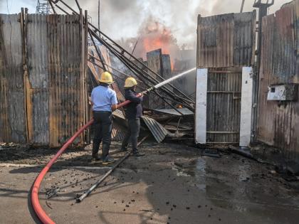 Massive fire at Mandav godown at Bibwewadi | बिबवेवाडी येथील मांडव गोदामाला भीषण आग; अग्निशामक दलाच्या ६ गाड्या दाखल