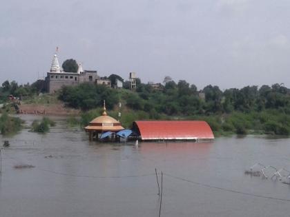 The goddess of Godavari, Gevairai, has gone under water | गोदावरी पात्रातील गेवराई येथील राक्षसभुवन मंदिर गेले पाण्याखाली