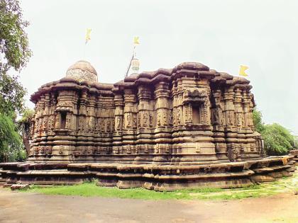 A Temple having royal guard | राजाश्रय लाभलेले शिल्प माणिक