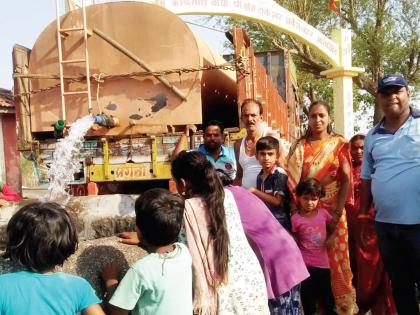 Manechind is sitting in the villages, water scarcity | मानेखिंड ग्रामस्थांना बसत आहेत पाणीटंचाईच्या झळा