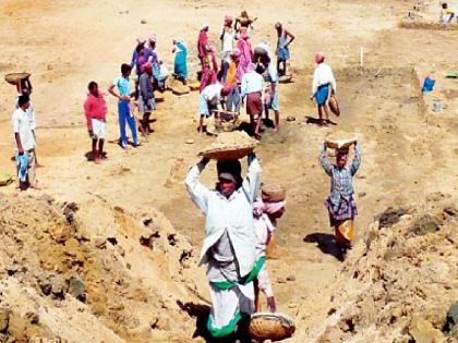 A whopping Rs 36 crores of Mahatma Gandhi National Rural Employment Guarantee Scheme payment is pending in Sangli district | ‘गॅरंटी’ कामाची, पैशांची नाही? ३६ कोटींच्या थकबाकीने प्रश्नचिन्ह; ‘मनरेगा’ योजना अडचणीत A whopping Rs 36 crores of Mahatma Gandhi National Rural Employment Guarantee Scheme payment is pending in Sangli district | ‘गॅरंटी’ कामाची, पैशांची नाही? ३६ कोटींच्या थकबाकीने प्रश्नचिन्ह; ‘मनरेगा’ योजना अडचणीत