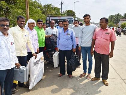 Voting tomorrow for Gram Panchayat; Staff left with voting materials mangalvedha solapur | ग्रामपंचायतीसाठी उद्या मतदान; मतदान साहित्य घेऊन कर्मचारी रवाना 