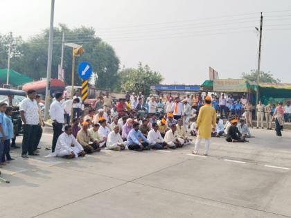 maratha protesters block solapur mangalwedha highway | मराठा आंदोलकांनी रोखला सोलापूर मंगळवेढा महामार्ग; देगाव येथील ग्रामस्थांचा ठिय्या