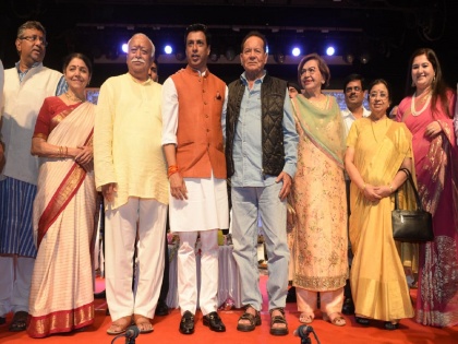 Salim khan, Actress helen And National Award winning director Madhur Bhandarkar Awarded Master Deenanath mangeshkar Award 2019 | सलीम खान, मधुर भंडारकर, हेलन, सुचेता भिडे-चाफेकर दिग्गजांचा मास्टर दिनानाथ मंगेशकर पुरस्काराने गौरव