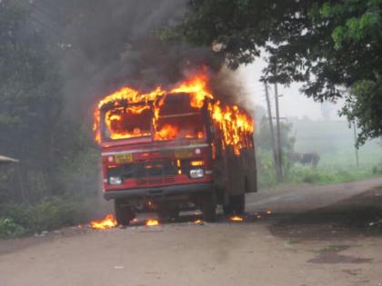 Maratha Kranti Morcha: Staged in Sangli district, light of demanded ST bus, passenger escapes | Maratha Kranti Morcha : सांगली जिल्ह्यात आंदोलनाची धग कायम, मांगलेत एसटी बस पेटविली, प्रवाशी बचावले 