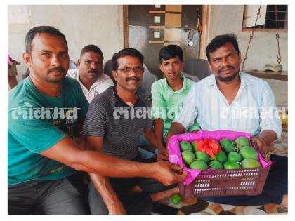 The first box of Devgad Hapus Alphonso reached the Mumbai Vashi market | खवय्यांसाठी खुशखबर! फळाचा राजा मार्केटमध्ये दाखल, देवगड हापूसची पहिली पेटी वाशीत