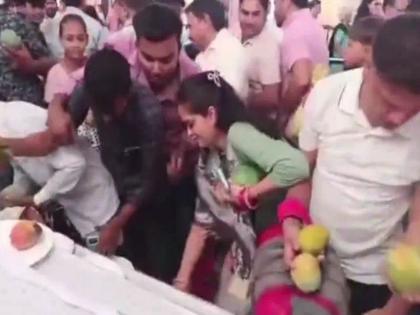 Mango festival in Uttar Pradesh, looting from people at the exhibition venue, mangoes stuffed in bags taken away | उत्तर प्रदेशात आंबा महोत्सवाचा फज्जा, प्रदर्शनस्थळी लोकांकडून लुटालूट, मिळेल त्यात भरून नेले आंबे (Watch Video) Mango festival in Uttar Pradesh, looting from people at the exhibition venue, mangoes stuffed in bags taken away | उत्तर प्रदेशात आंबा महोत्सवाचा फज्जा, प्रदर्शनस्थळी लोकांकडून लुटालूट, मिळेल त्यात भरून नेले आंबे (Watch Video)