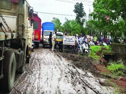 potholes Empire On Mangaon-Chandore road | माणगाव-चांदोरे रस्त्यावर जीवघेण्या खड्ड्यांचे साम्राज्य