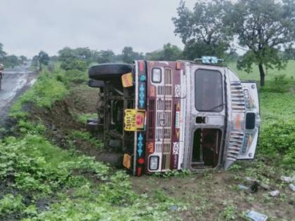 Washim - Truck overturned on Mangarulpir road | वाशिम - मंगरूळपीर रस्त्यावर ट्रक उलटला; जीवितहानी टळली