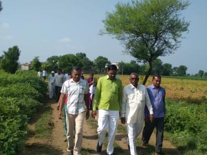 water conservation work awairness rally in Mangarulpir taluka | मंगरूळपीर तालुक्यात जलसंधारणाच्या कामांसंदर्भात शिवारफेरी !