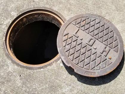 thief hid stolen things costing of millions from the burglary in manhole | चोराने मॅनहोलमध्ये घरफाेडीतील लाखोंचा ऐवज लपवला अन्...